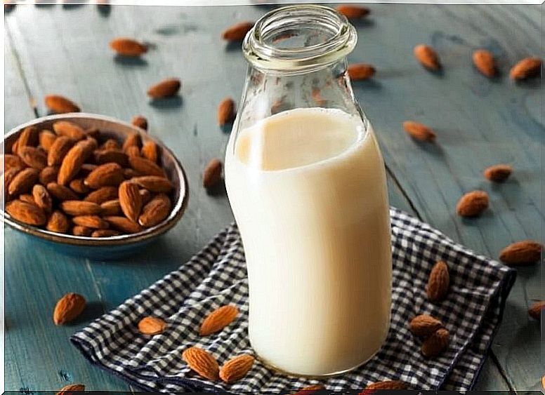 almond-milk-prepared-in-the-juicer-juicer