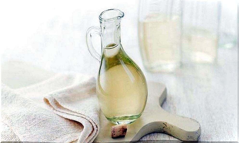 White vinegar can help remove bad odors from the garbage can.