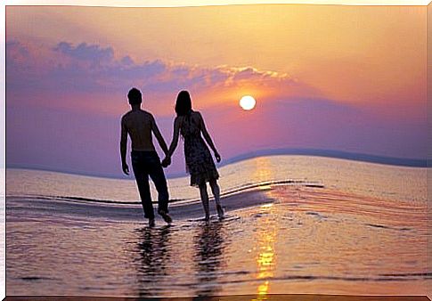 Couple who has managed to flirt on the beach