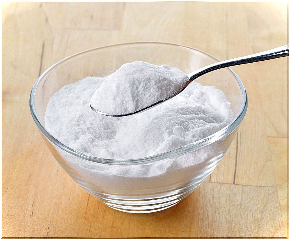 Baking soda to combat shoe odor