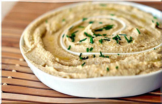 Hummus is part of the daily menus for a healthy diet