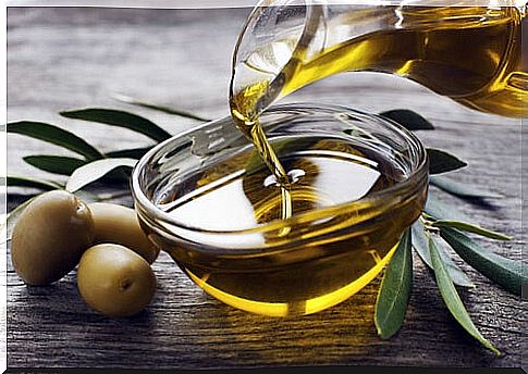 Natural ingredients to hydrate your nails: olive oil