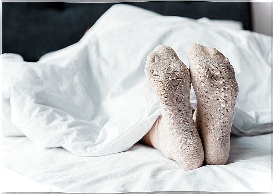 Is it better to sleep in socks?