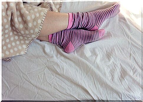 Is it better to sleep in socks?