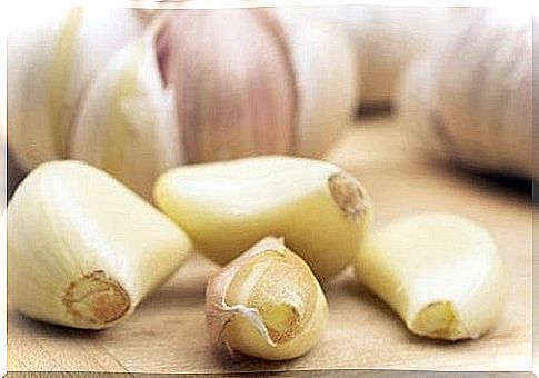 Is it good to eat garlic on an empty stomach?