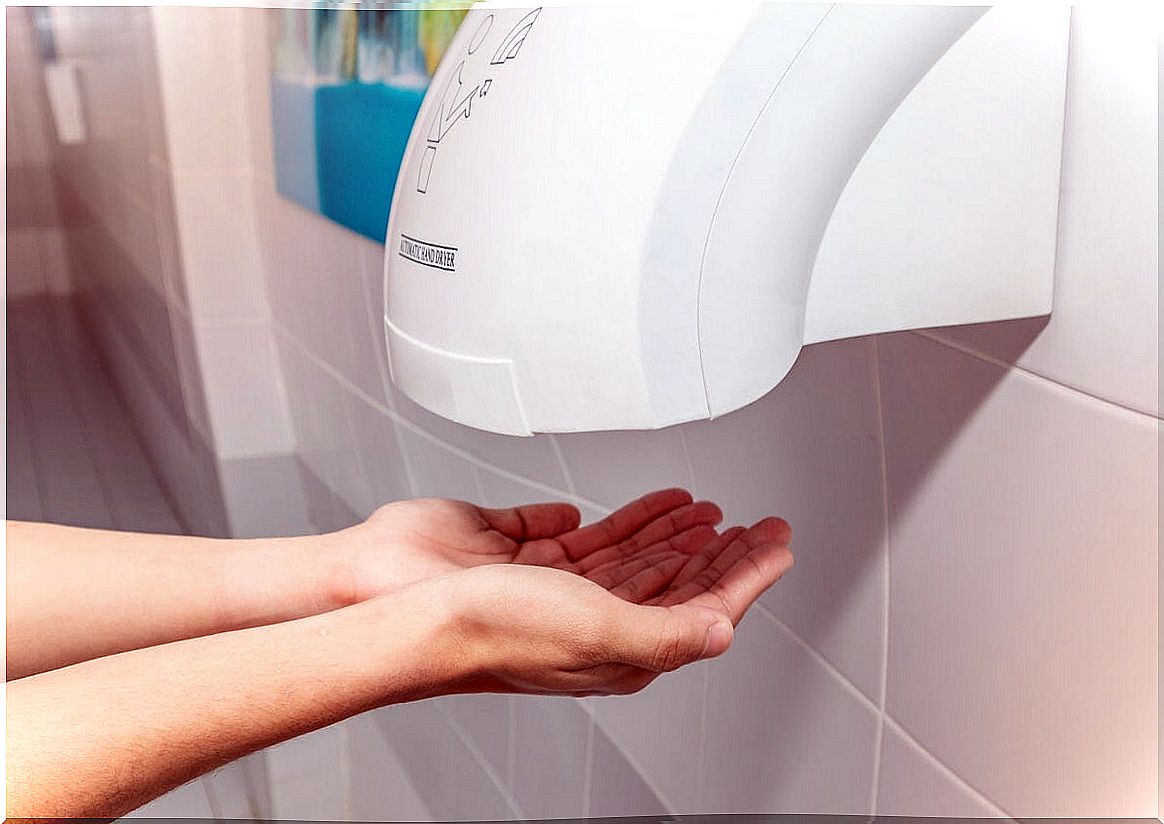 Public hand dryers could backfire, study says