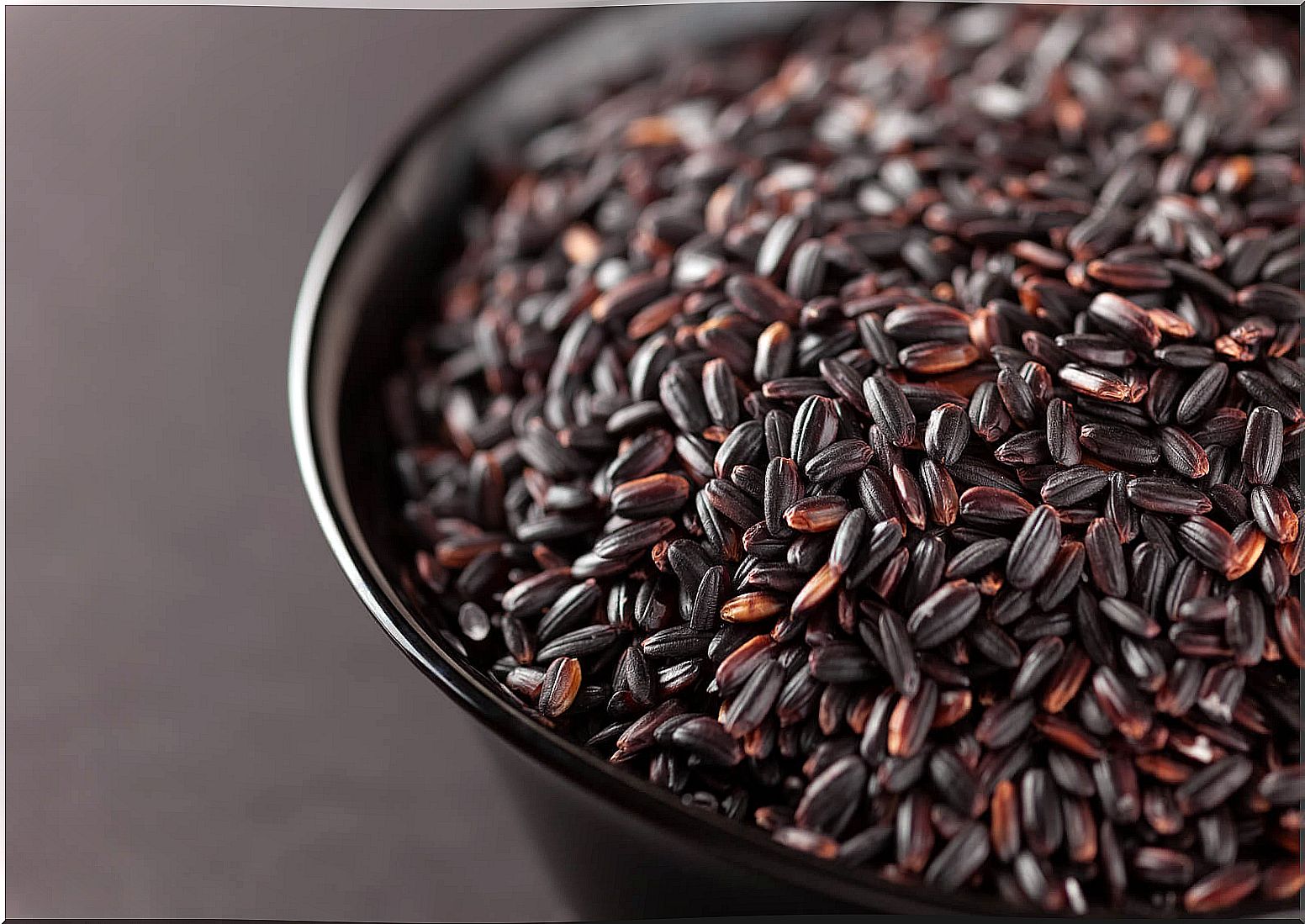 Raw black rice.