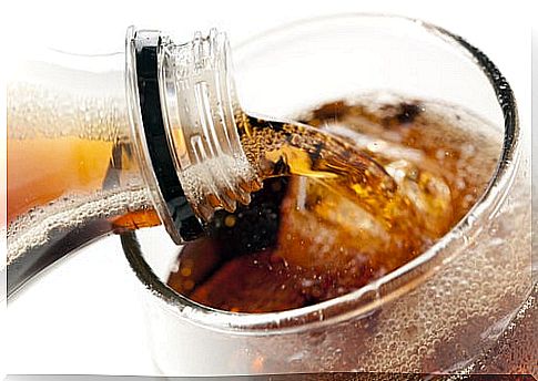 Don't drink carbonated drinks to avoid bloating