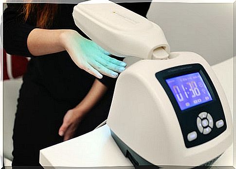 Phototherapy on one hand as a psoriasis treatment